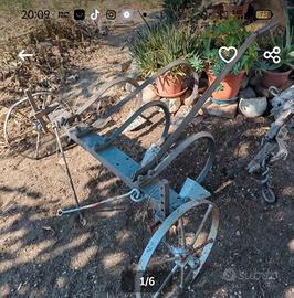 Vorrei  aratro antico a 2 ruote 