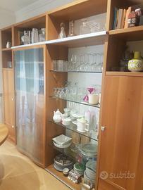 Armadio in legno per salone con ante e scaffali