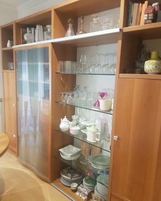 Armadio in legno per salone con ante e scaffali