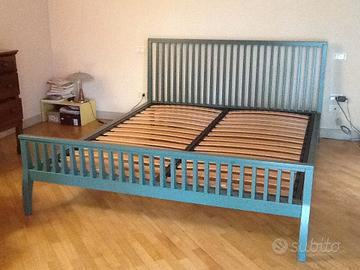 Letto in legno verniciato