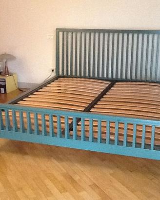 Letto in legno verniciato