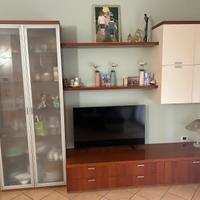 cucina completa con tavolo, soggiorno e ingresso