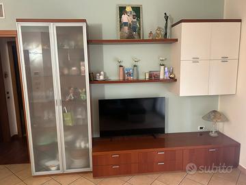 cucina completa con tavolo, soggiorno e ingresso