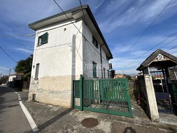 Casa indipendente con giardino