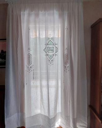 Coppia di tende bianche misto lino e ricami