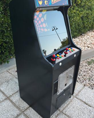 Cabinato arcade.