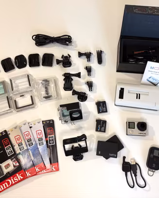 GoPro Hero 4 Action Camera 4K con accessori