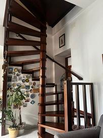 Scala a chiocciola artigianale Iroko massello