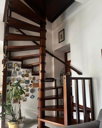 Scala a chiocciola artigianale Iroko massello