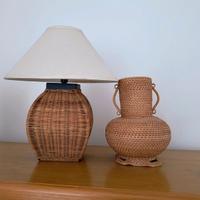 LAMPADA E VASO IN RATTAN