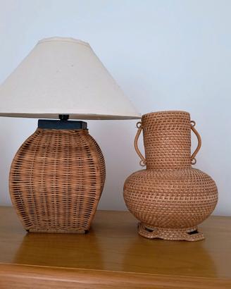 LAMPADA E VASO IN RATTAN