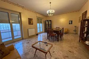 Via Mascalucia :Elegante e spazioso appartamento a