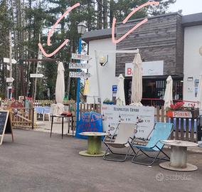 due ombrelloni con base in cemento