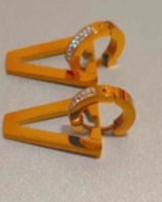 Orecchini dorati a cerchio e triangolo in acciaio