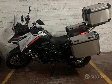 Benelli TRK 702 X (2300 km)+borse, caschi, altro