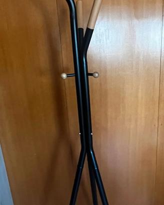 Appendiabiti in metallo nero e legno di betulla