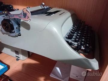 Macchina da scrivere Olivetti studio 44