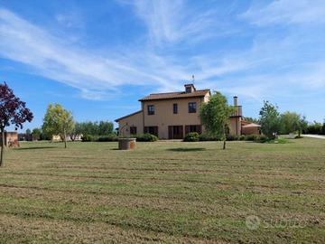 Rustico / Casale di 400 m² con più di 5 locali a C