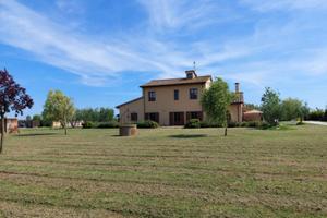 Rustico / Casale di 400 m² con più di 5 locali a C