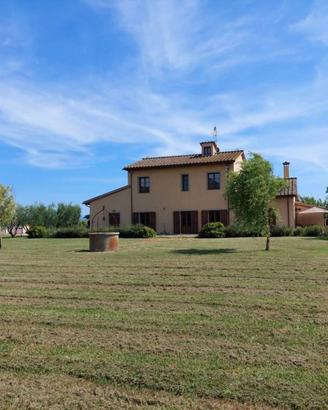 Rustico / Casale di 400 m² con più di 5 locali a C