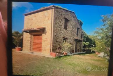 Casale sulle colline maremmane