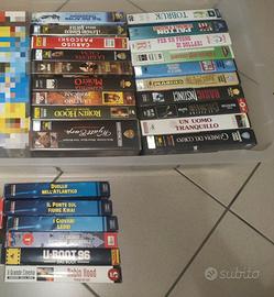 Lotto composto da 25 VHS di film cult e di guerra.