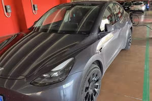 Tesla Model Y Dual Moror + Acceleration Boost