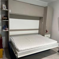 Armadio con letto a scomparsa e divano, specchiera