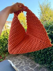 Hobo bag triangolare arancione all’uncinetto