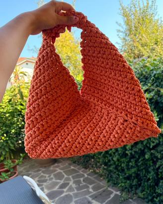 Hobo bag triangolare arancione all’uncinetto