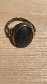 Anello vintage in argento con pietra ovale scura