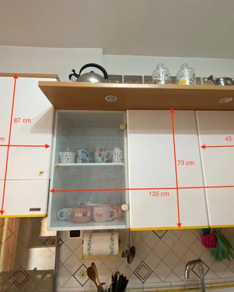 Cucina Salvarani con elettrodomestici e tavolo