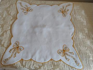 Tovaglietta in lino ricamata punto vapore 67x67