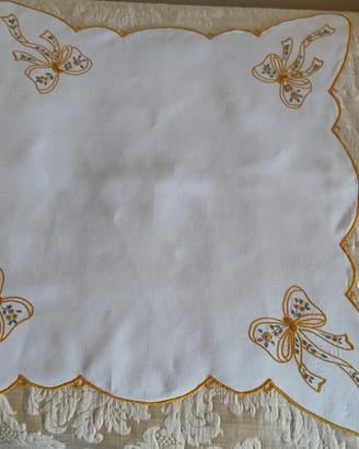Tovaglietta in lino ricamata punto vapore 67x67