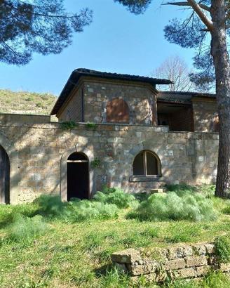 Rustico / Casale di 300 m² con più di 5 locali a T