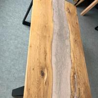 Tavolo lavorato con resina epposidica