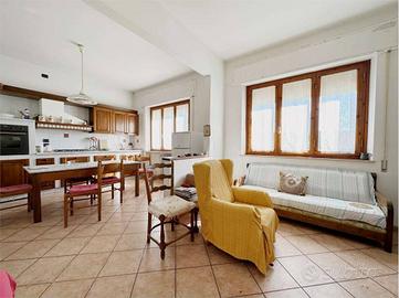 Villa di 270 m² con più di 5 locali e box auto a C