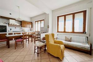 Villa di 270 m² con più di 5 locali e box auto a C