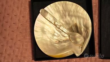 posate e piatto per caviale il madreperla con astu