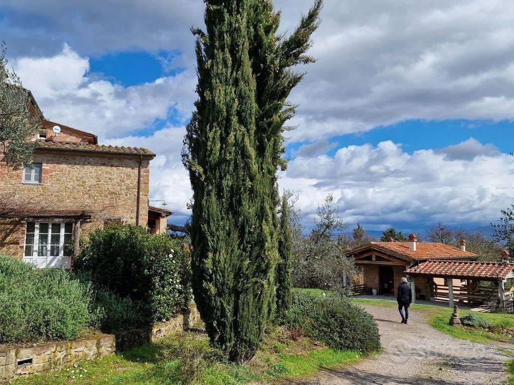 Rustico / Casale di 350 m² con più di 5 locali e b - Altro