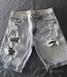 “Alcott”, jeans corti da ragazzo.