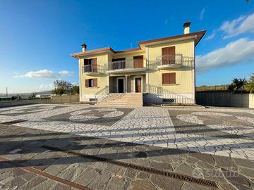 Villa bifamiliare di recente costruzione