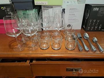 Bicchieri/calici,posate/servizio caffe'/piatti