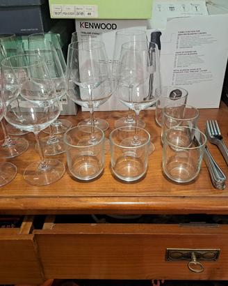 Bicchieri/calici,posate/servizio caffe'/piatti