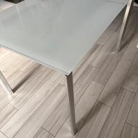 Tavolo in vetro allungabile