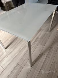Tavolo in vetro allungabile