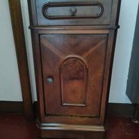 Comodino in legno