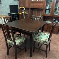 Tavolo con 4 sedie in legno 
