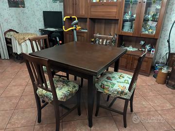 Tavolo con 4 sedie in legno 
