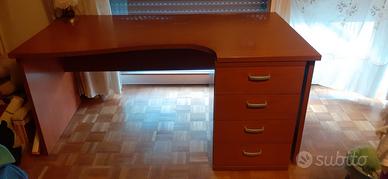scrivania con cassetti 
